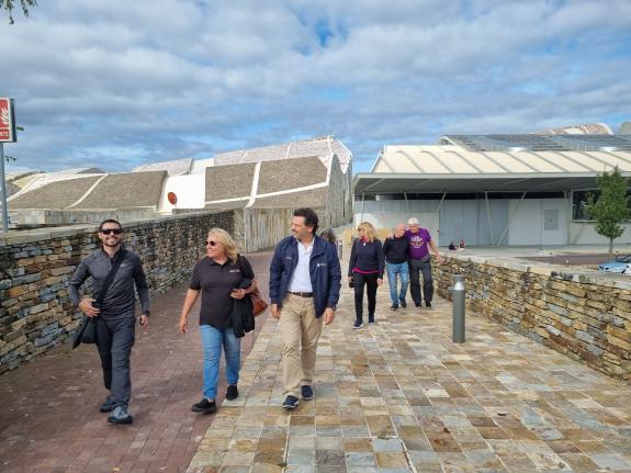 Imaxe da nova:O secretario xeral da Emigración recolle a admiración por Galicia dos membros do Centro Partido de Carballiño de Bos Aires que está...