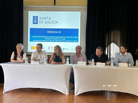 Imagen de la noticia:Martina Aneiros clausura en Ares el taller de empleo 'Reinicia IX' que formó 16 alumnos en atención sociosanitaria y carpint...