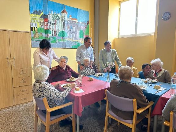 Imagen de la noticia:La Xunta y el Ayuntamiento de Ribadeo abordan mejoras en el centro de día público autonómico