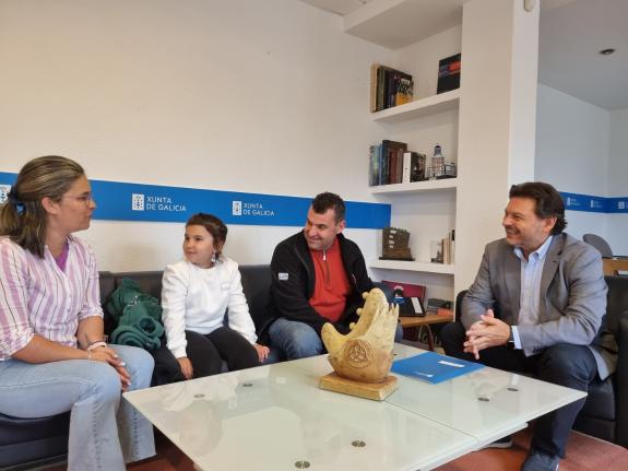 Imaxe da nova:Miranda felicita ao director da banda de gaitas da irmandade do centro de Bolos Valle Miñor de Uruguai polos 20 anos de traxectoria...