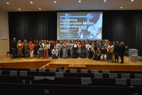 Imagen de la noticia:La Xunta promueve el encuentro entre emprendedores asesorados por la red de polos y mujeres que participan en un programa eu...