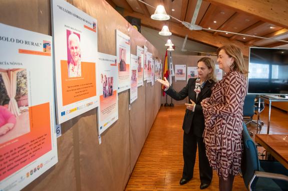 Imaxe da nova:Rivo visita na sede da valedora do pobo a exposición ‘Mulleres, símbolo do rural’ elaborada pola Escola rural de saúde da Limia