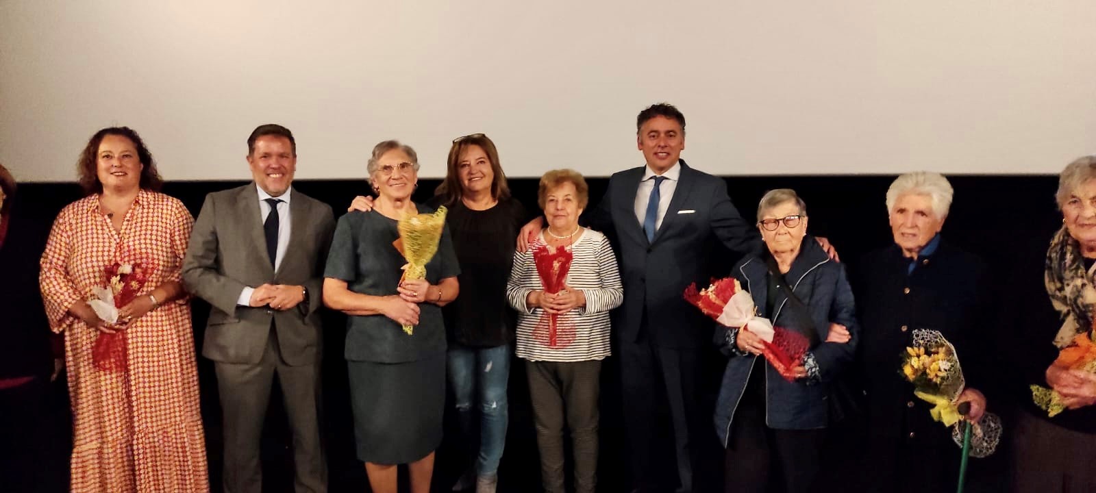 La Xunta asiste al estreno del documental Entre fíos e raíces para concienciar contra el edadismo y apoyar a las mujeres mayores que viven en el rural