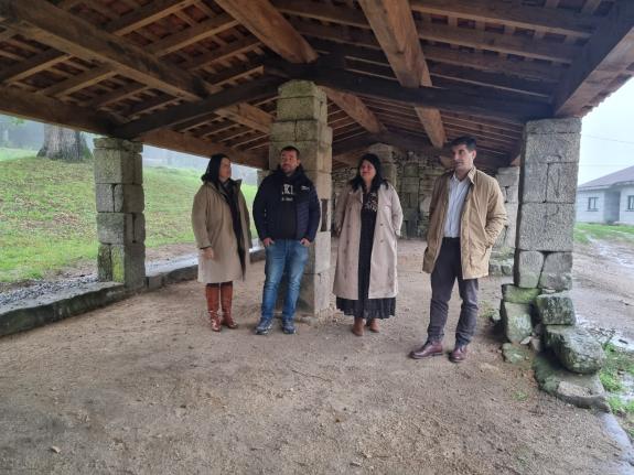 Imaxe da nova:O delegado territorial da Xunta supervisa o remate das obras de rehabilitación dos Alpendres da Feira de Moldes, en Boborás