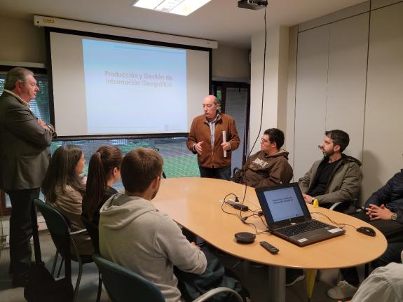 Imaxe da nova:O IET comparte co alumnado do máster en Sistemas Aéreos Non Tripulados da UVigo a experiencia da Xunta na utilización de drons para...