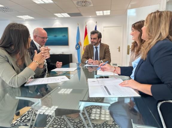 Imaxe da nova:O vicepresidente primeiro e conselleiro de Presidencia, Xustiza e Deportes, Diego Calvo, reúnese cos alcaldes de Noia e de Malpica