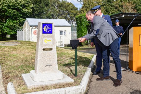 Imaxe da nova:A Xunta coloca unha mouteira do Camiño de Santiago no aeródromo militar de Lavacolla no seu 30 aniversario