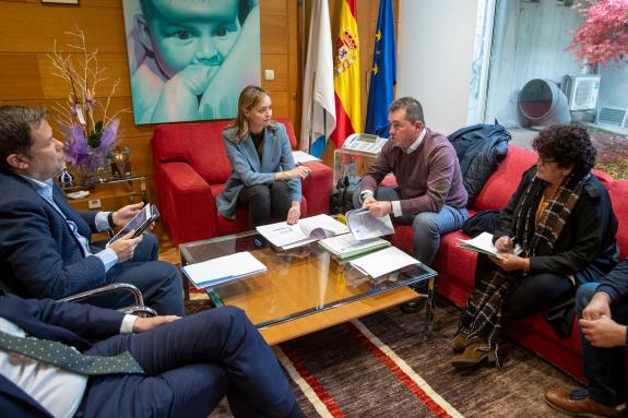 Imagen de la noticia:Fabiola García aborda con el alcalde de Ponteceso la mejora de los servicios de atención a las personas mayores