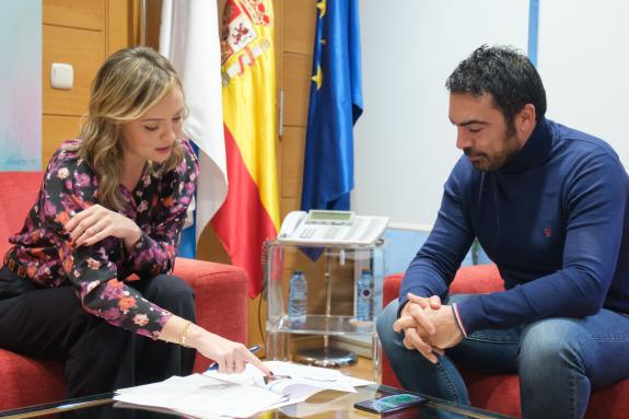 Imagen de la noticia:Fabiola García traslada al alcalde de A Veiga el refuerzo de la atención a los mayores y a las familias en los presupuestos ...