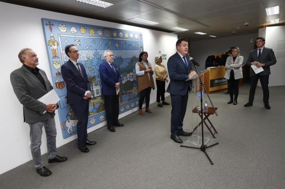 Imagen de la noticia:Román Rodríguez pone la muestra A nosa arte como ejemplo del papel divulgador del patrimonio artístico que custodia el Parla...