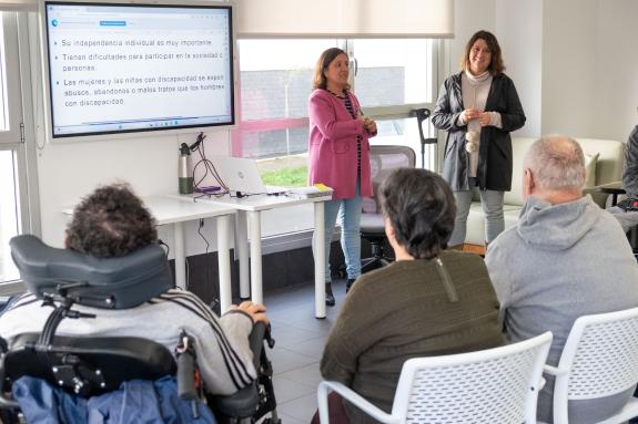 Imagen de la noticia:La Xunta tiene a la disposición de las familias de la zona de Santiago 29 plazas publicas para la atención al daño cerebral ...