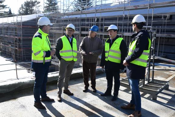 Imagen de la noticia:La Xunta sitúa las nuevas fachadas ventiladas de madera del centro formativo de Sergude como ejemplo de la apuesta del Gobie...
