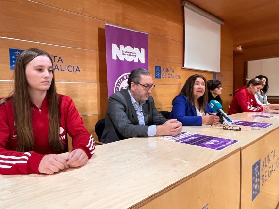 Imaxe da nova:Ana Ortiz anima a la ciudadanía a acudir al partido de baloncesto femenino entre Celta y Ensino en el marco de los actos del 25-N