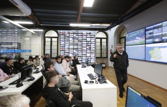 Imagen de la noticia:La Xunta muestra al alumnado del IES Arzúa las instalaciones y las funciones que se desarrollan en el Centro de Coordinación...