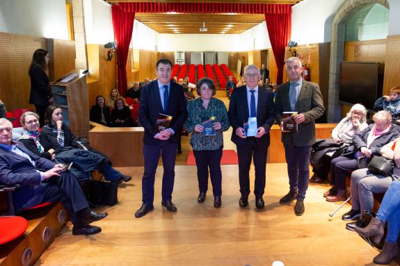 Imaxe da nova:Román Rodríguez destaca a contribución de Pepe Montes ao uso do galego no ámbito económico durante o seu debut poético