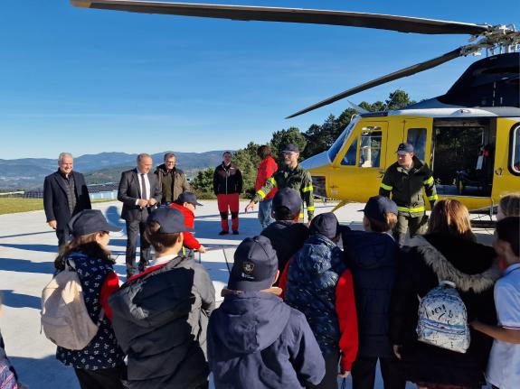 Imagen de la noticia:Agustín Reguera felicita el gran trabajo de los brigadistas en el 25 aniversario de la base de helicópteros de O Campiño