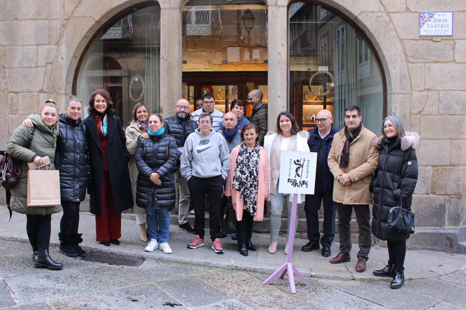 La Xunta destaca el compromiso social de Aspanas durante la visita a su Mercado de Navidad en Ourense