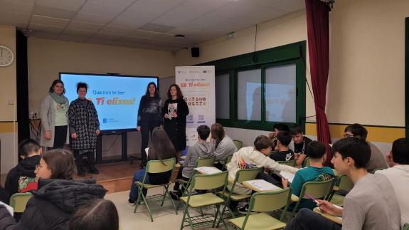 Imagen de la noticia:La campaña de la Xunta 'Ti elixes' llega a Bueu para fomentar entre los escolares la prensencia femenina en sectores masculi...