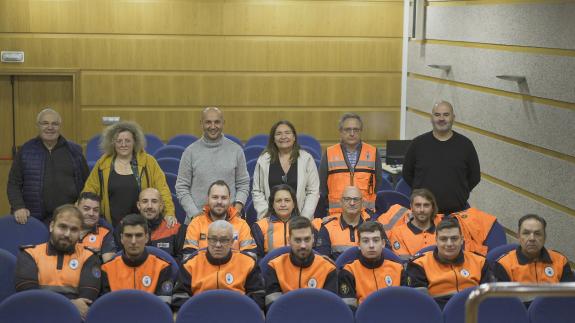 Imagen de la noticia:Ana Ortiz entrega los nuevos carnés a los voluntarios de las agrupaciones de protección civil de O Porriño, Val Miñor, Salce...