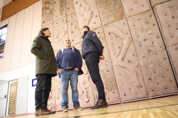 Imagen de la noticia:Lete Lasa visita el pabellón municipal de O Porriño que en los últimos años mejoró su equipación gracias a las ayudas de la ...
