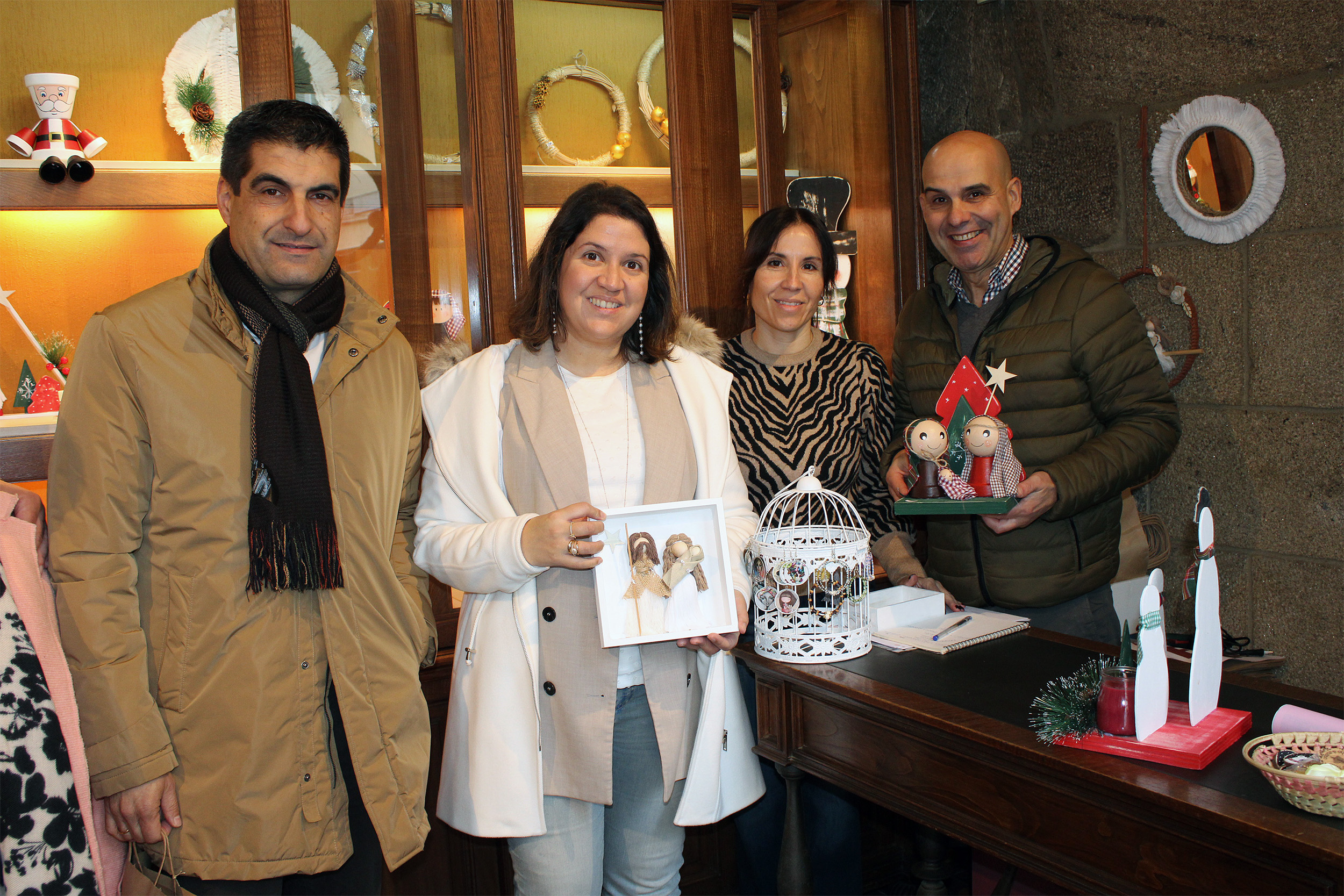 A Xunta destaca o compromiso social de Aspanas durante a visita ao seu mercado de Nadal en Ourense