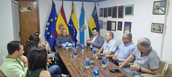 Imaxe da nova:Miranda recoñece na súa visita ó Centro galego de Puerto la Cruz o seu traballo incansable e o compromiso social cos galegos