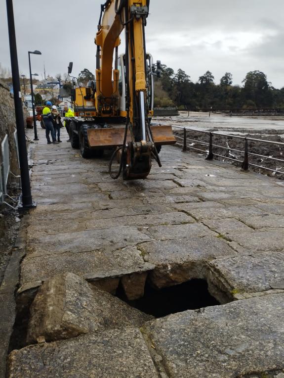 Imagen de la noticia:La Xunta invierte más de 80.000 € en la reparación del muelle de Santa Cruz, en Oleiros, afectado por los últimos temporales