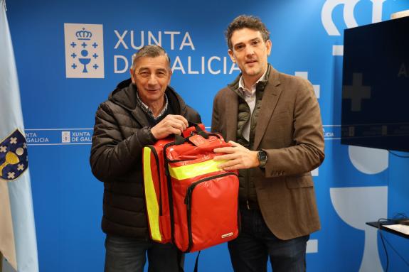 Imaxe da nova:A Xunta entrega un desfibrilador para a agrupación de Protección Civil de Cervantes