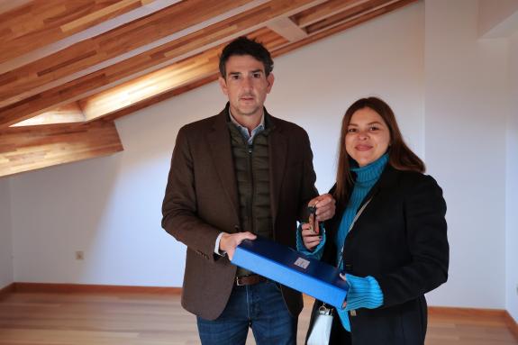 Imagen de la noticia:Javier Arias hace entrega de una vivienda de promoción pública en la calle Miño, en el barrio de la Tinería