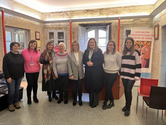 Imagen de la noticia:La Xunta pone en valor la colaboración con la Asociación de personas afectadas de cáncer de mama y ginecológico para la aten...
