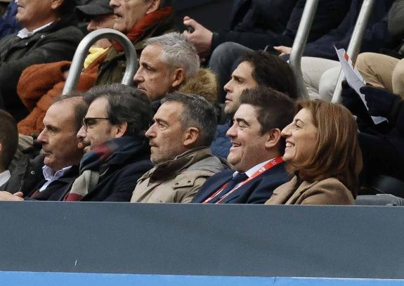 Imagen de la noticia:Diego Calvo y Ángeles Vázquez asisten al partido entre el Deportivo y el Tenerife