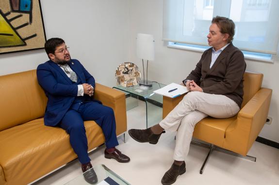 Imaxe da nova:A Xunta aborda a situación da comunidade peruana en Galicia co seu cónsul honorario