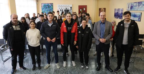 Imagen de la noticia:Jugadoras de la Ensino comparten sus experiencias con chicos y chicas en el complejo LUG I de la Xunta