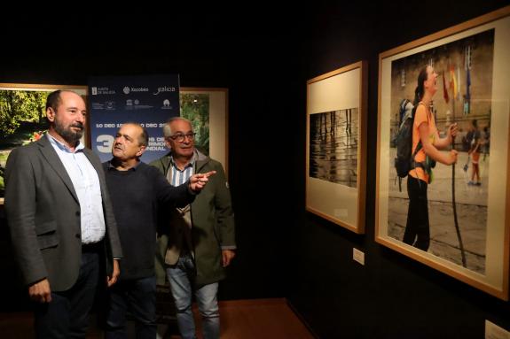 Imagen de la noticia:La Xunta homenajea a los voluntarios de la ruta xacobea en la exposición conmemorativa del 30 aniversario del Camino francés...
