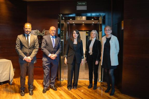 Imagen de la noticia:Lorenzana aborda con los empresarios gallegos en Madrid las oportunidades que aporta Galicia para atraer inversiones