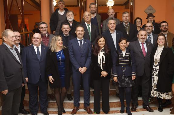 Imaxe da nova:Alfonso Villares celebra a concesión da Medalla de Ouro de Viveiro á Confraría de Pescadores de Celeiro polo seu centenario