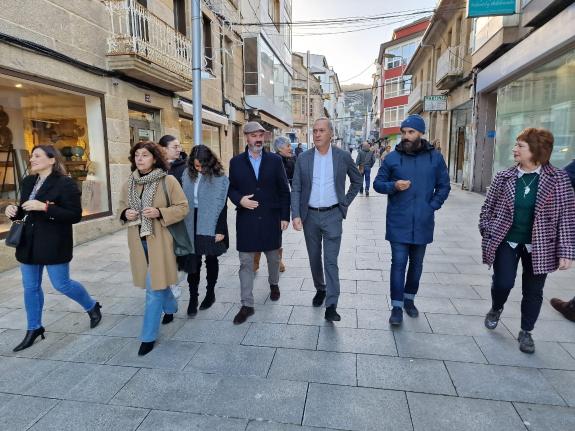 Imaxe da nova:O delegado territorial de Pontevedra visitou Bueu, onde a Xunta  axudou con 32.000 euros a unha asociación de comerciantes