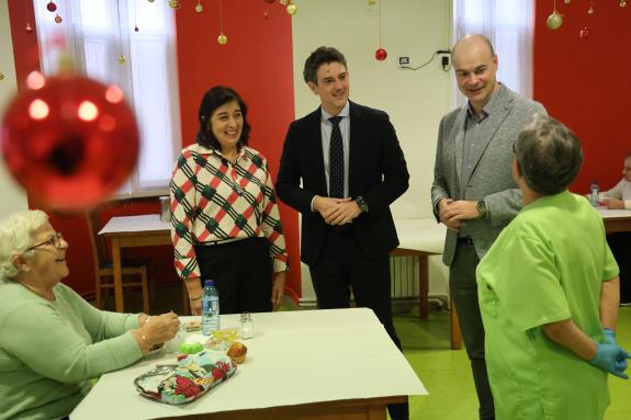 Imaxe da nova:La residencia res de la Milagrosa celebra su 4de mayo3 aniversario y la Navidad con una jornada festiva