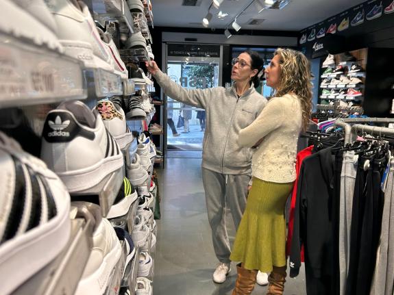 Imagen de la noticia: Aneiros anima a los establecimientos a adherirse al nuevo Bono Deporte que sufragará con 120 euros las compras de material ...