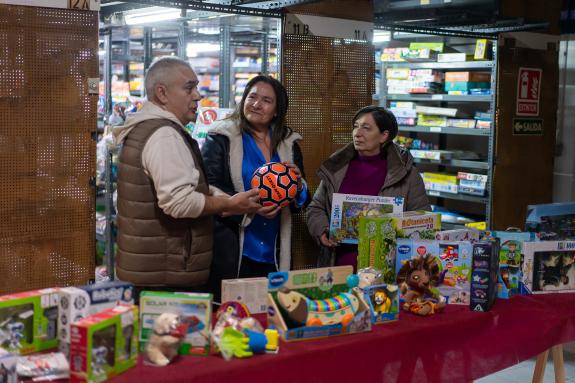 Imaxe da nova:A delegada da Xunta en Vigo visita a sede da campaña solidaria “Cada neno un xoguete”