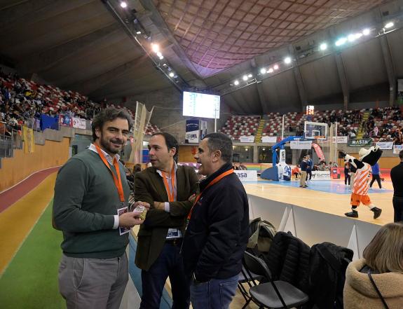 Imagen de la noticia:Diego Calvo asiste al partido entre Leyma Coruña y el Club Ourense de Baloncesto