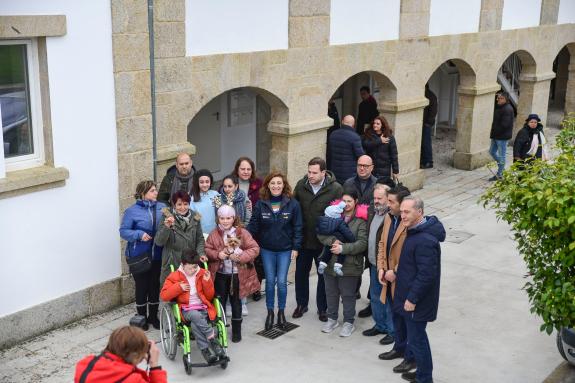 Imaxe da nova:Ángeles Vázquez visita o antigo centro de saúde de Cerdedo-Cotobade tras ser rehabilitado para destinarse a vivendas protexidas