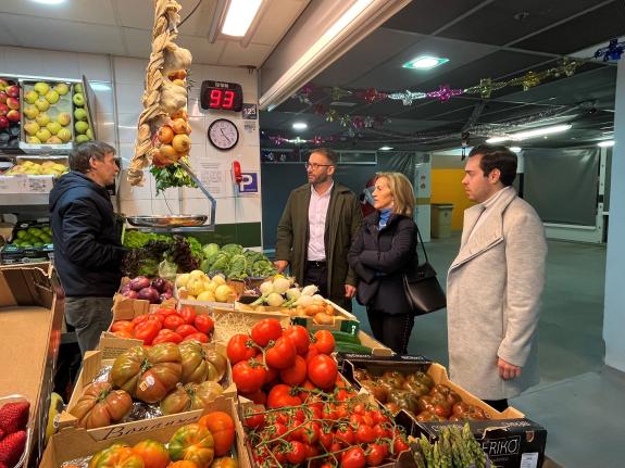 Imagen de la noticia:Trenor subraya el papel dinamizador del mercado de las Conchiñas en el comercio local por la calidad de sus productos y la p...