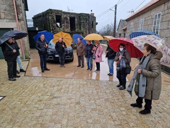 Imagen de la noticia:El delegado territorial recorre la parroquia de Paraños, en Covelo, junto a los usuarios de la Comunidad de aguas
