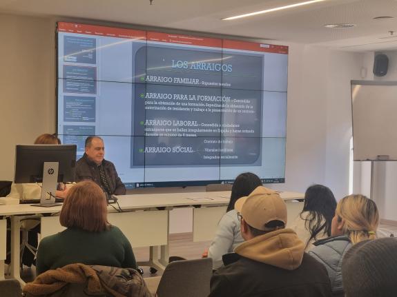 Imaxe da nova:A Xunta coñece os programas de inserción sociolaboral da entidade Xarela en Ourense