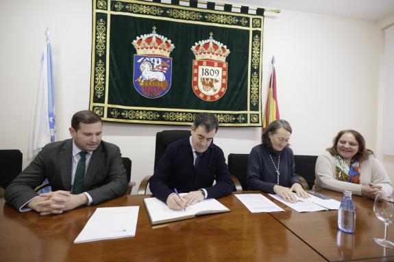 Imaxe da nova:Román Rodríguez felicita al equipo de arqueólogos por el trabajo desarrollado en Cerdedo-Cotobade