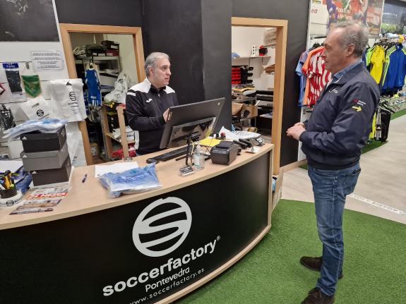 Imagen de la noticia:Pontevedra cuenta con más de una treintena de establecimientos  en los que las familias pueden gastar los 120 euros del Bono...