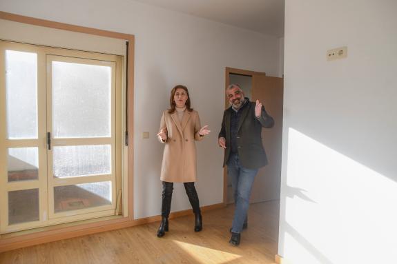 Imaxe da nova:Ángeles Vázquez visita o inmoble adquirido polo concello de Oza-Cesuras que se destinará a vivendas de promoción pública tras a súa...