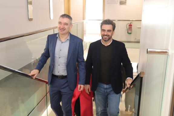 Imagen de la noticia:Diego Calvo realiza una visita institucional a Dozón