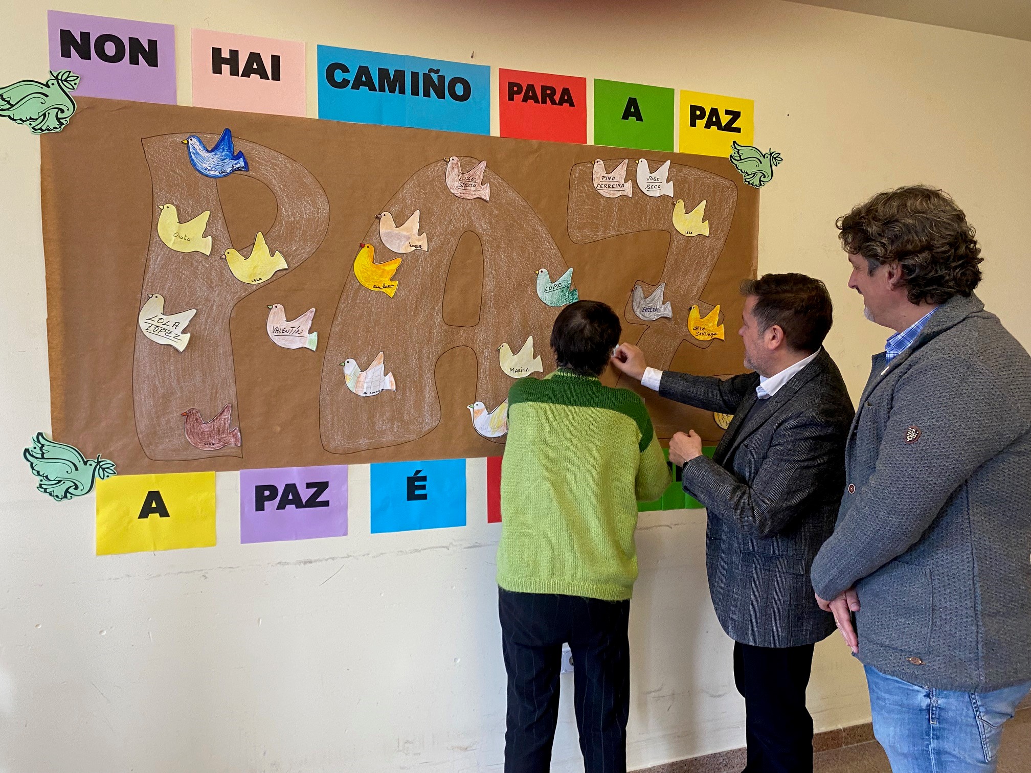 Os usuarios da residencia pública de Ortigueira elaboran un mural con motivo do Día da Paz